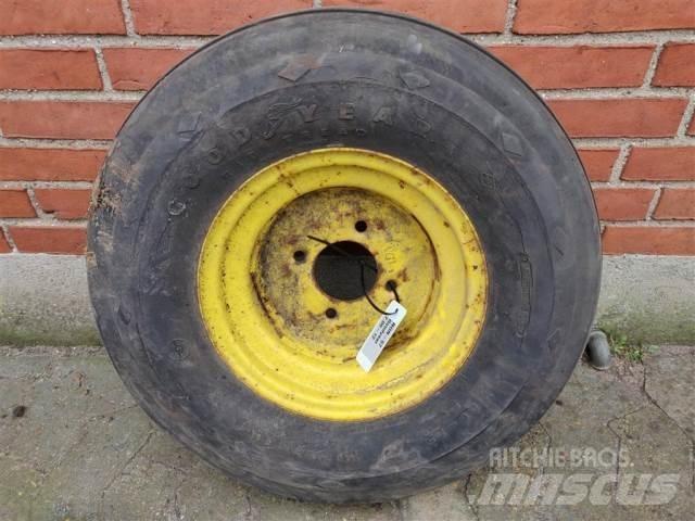  12 7.00-12 Gumiabroncsok, kerekek és felnik
