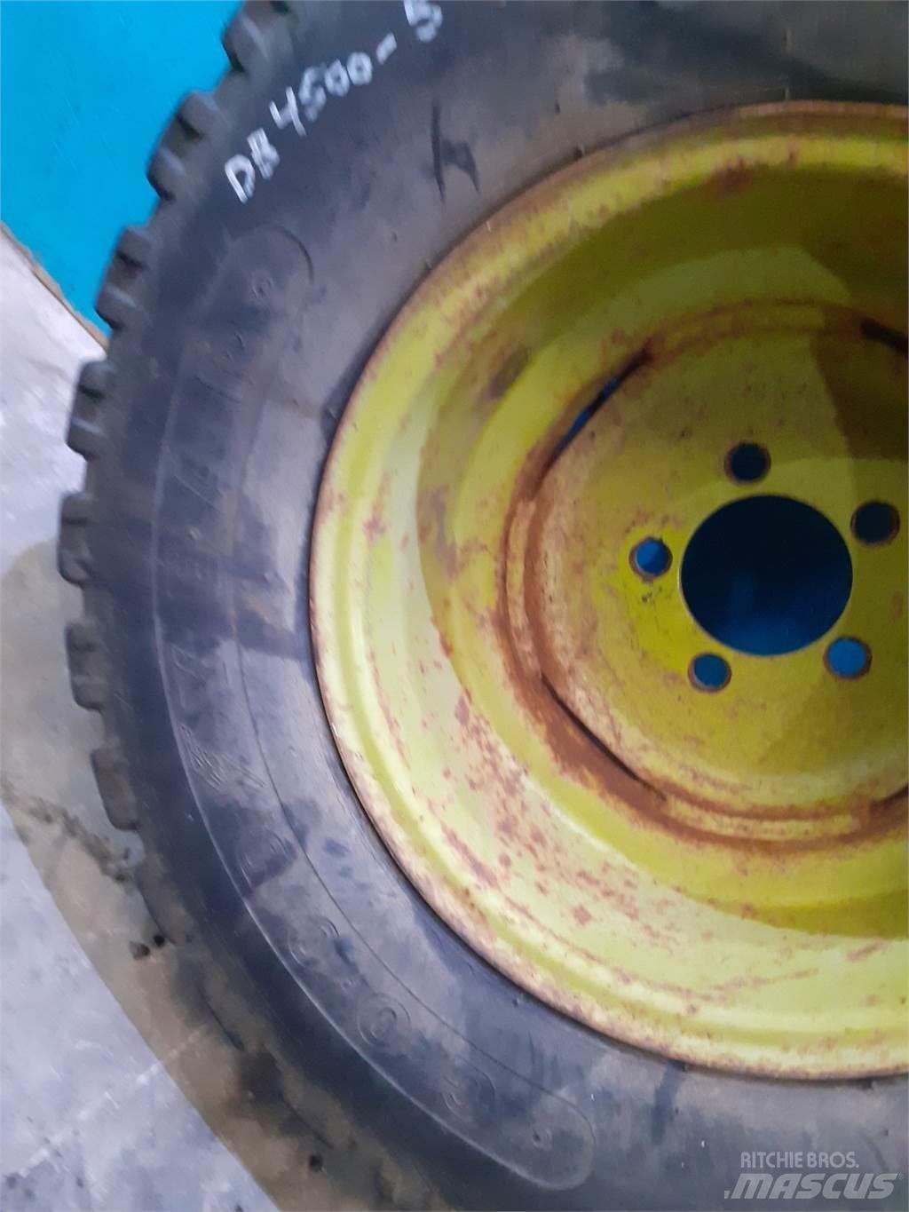  15 11.5/80-15.3 Gumiabroncsok, kerekek és felnik