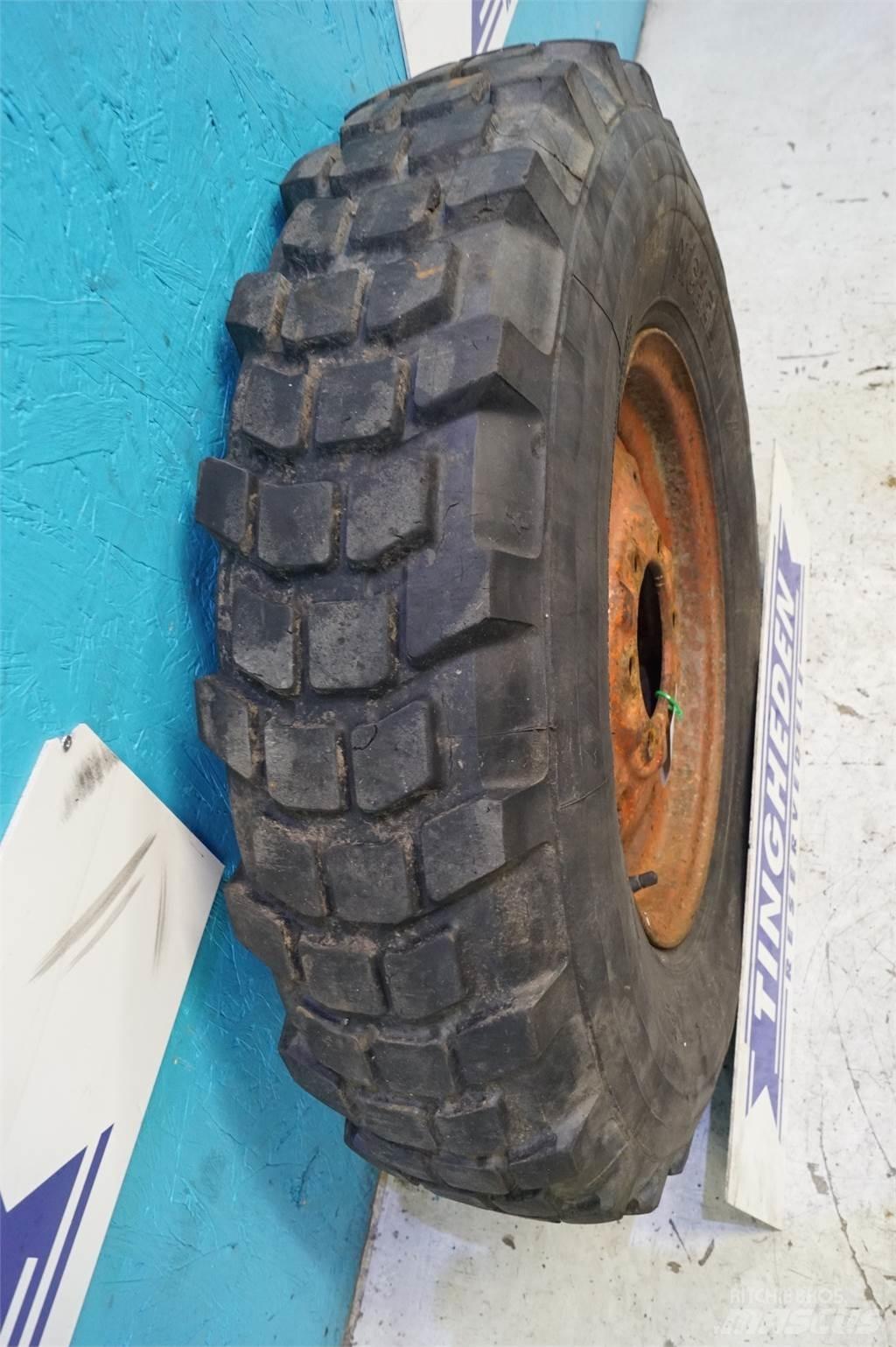  16 7.50R16 Gumiabroncsok, kerekek és felnik