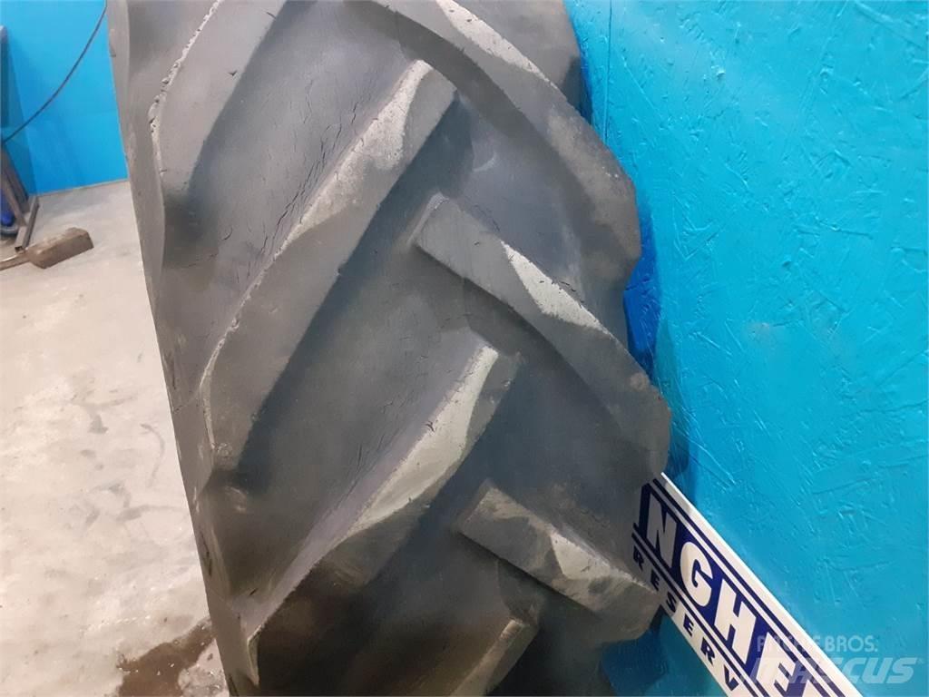  26 16.9/14-26 Gumiabroncsok, kerekek és felnik
