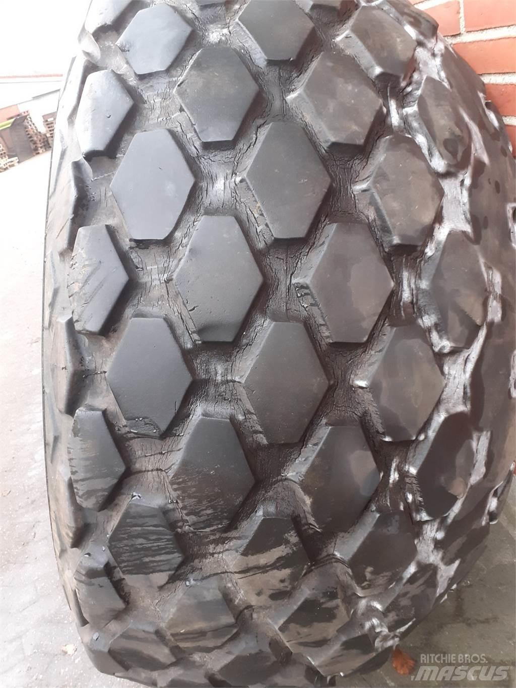  26 28L-26 Gumiabroncsok, kerekek és felnik