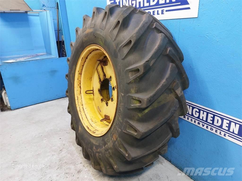  30 18.4-30 Gumiabroncsok, kerekek és felnik