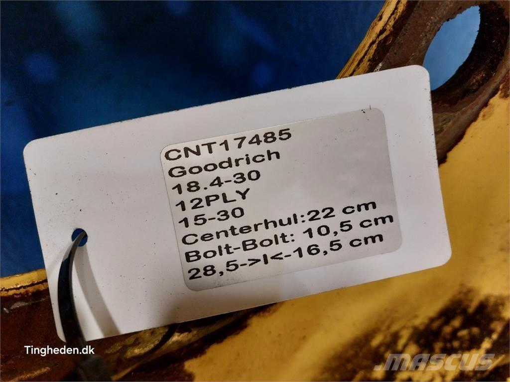  30 18.4-30 Gumiabroncsok, kerekek és felnik