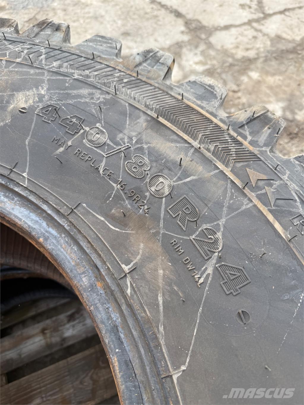  440/80-24 Gumiabroncsok, kerekek és felnik