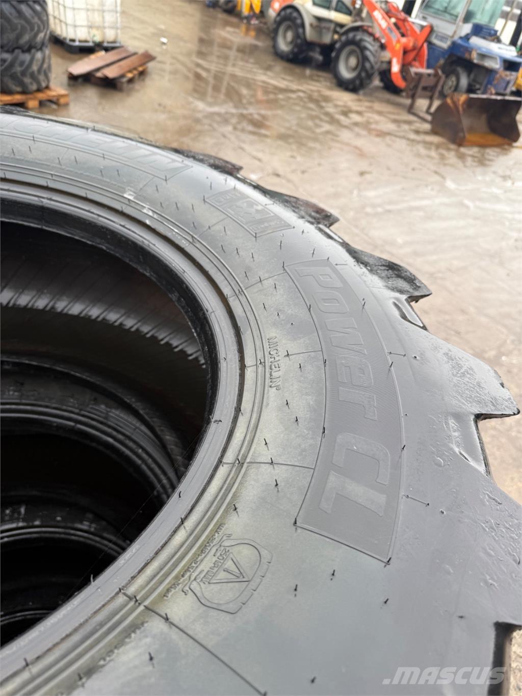  440/80-24 Gumiabroncsok, kerekek és felnik