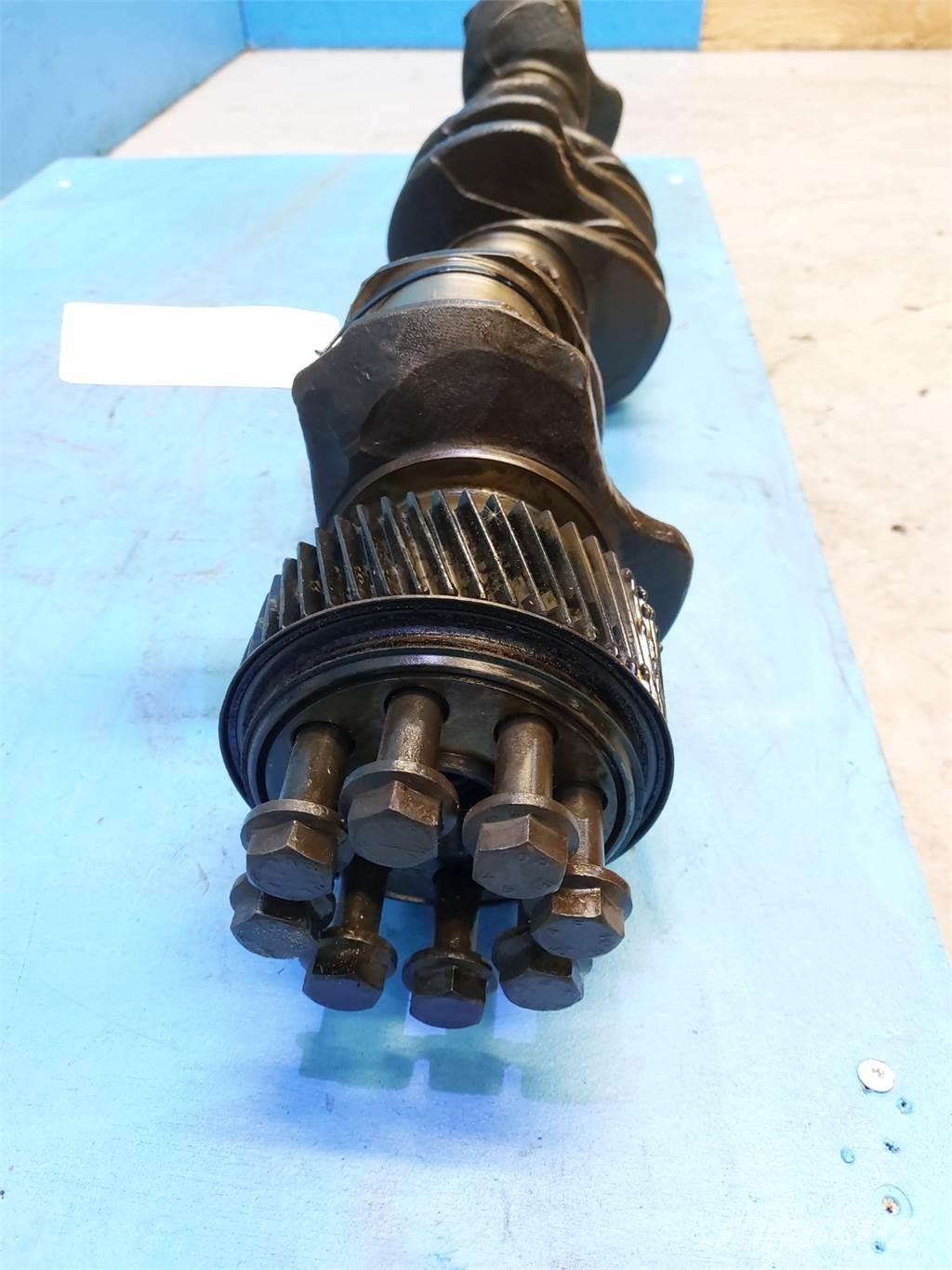 CASE 7010 Motorok