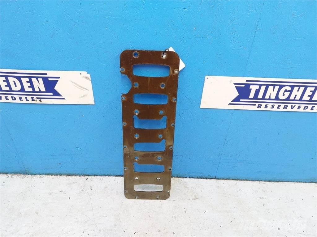 CASE 7010 Motorok