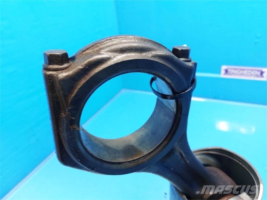 CASE 7010 Motorok