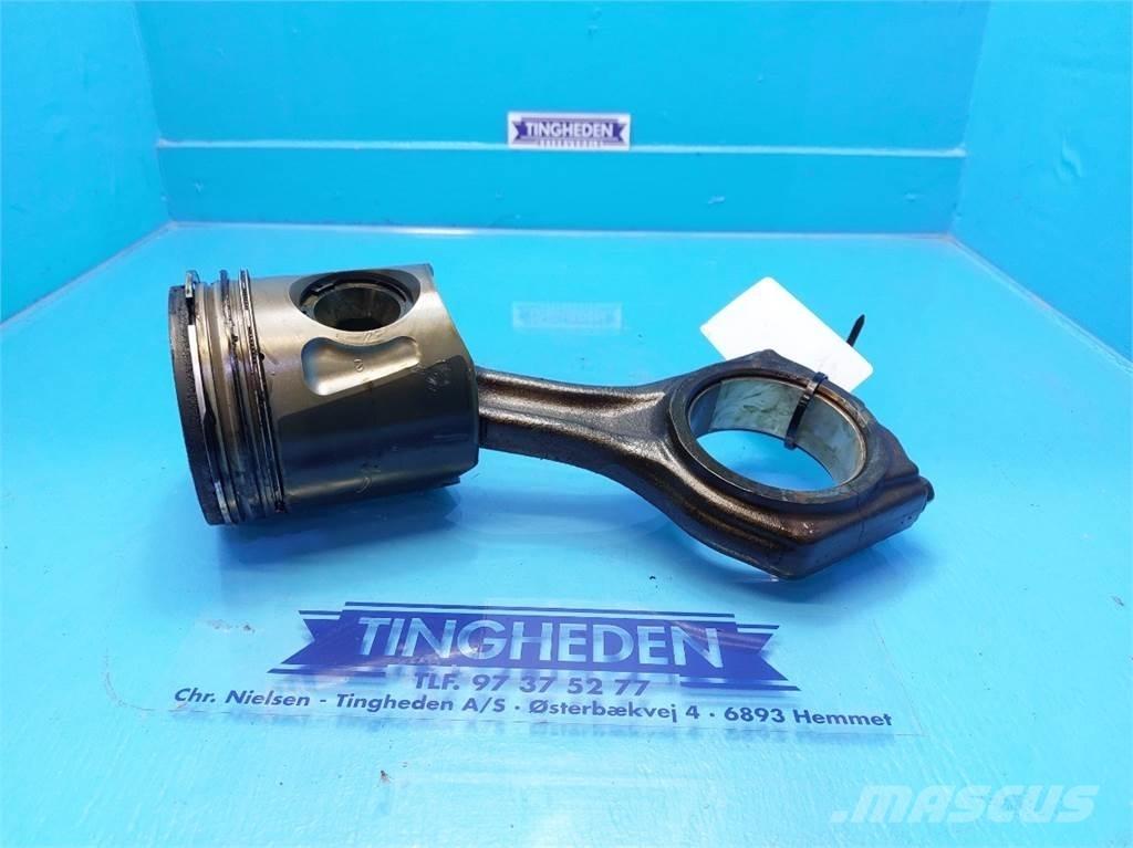 CASE 7010 Motorok
