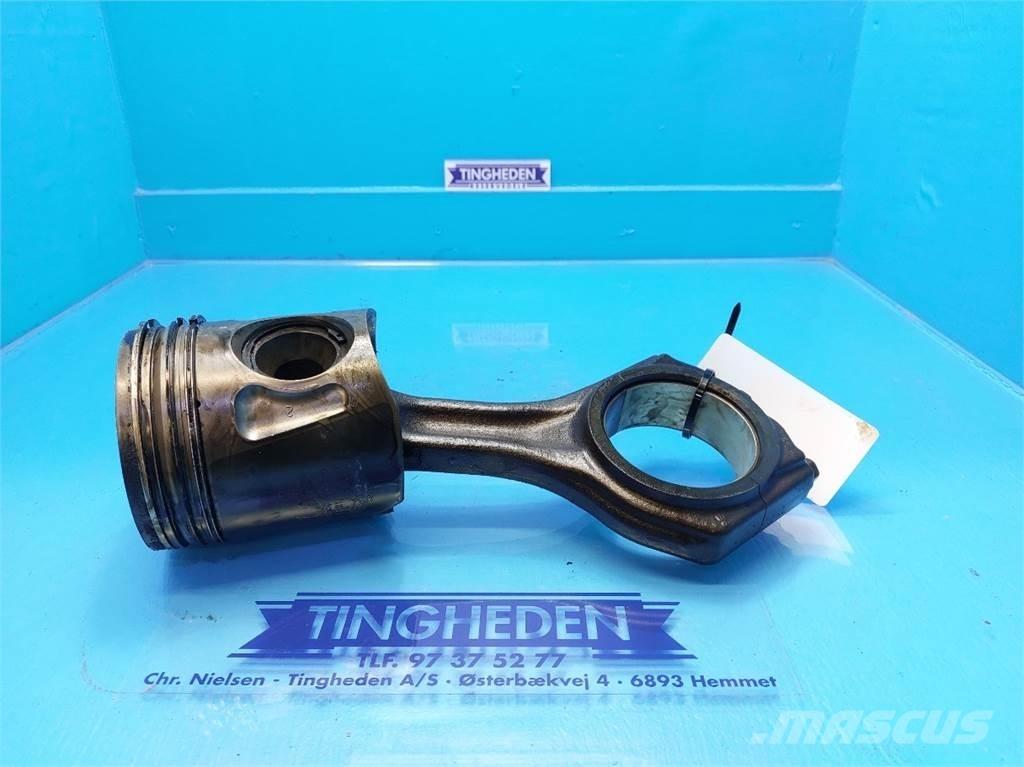 CASE 7010 Motorok