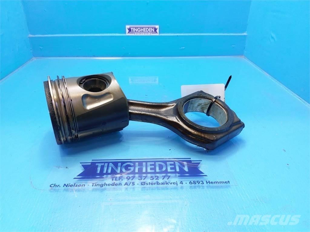 CASE 7010 Motorok