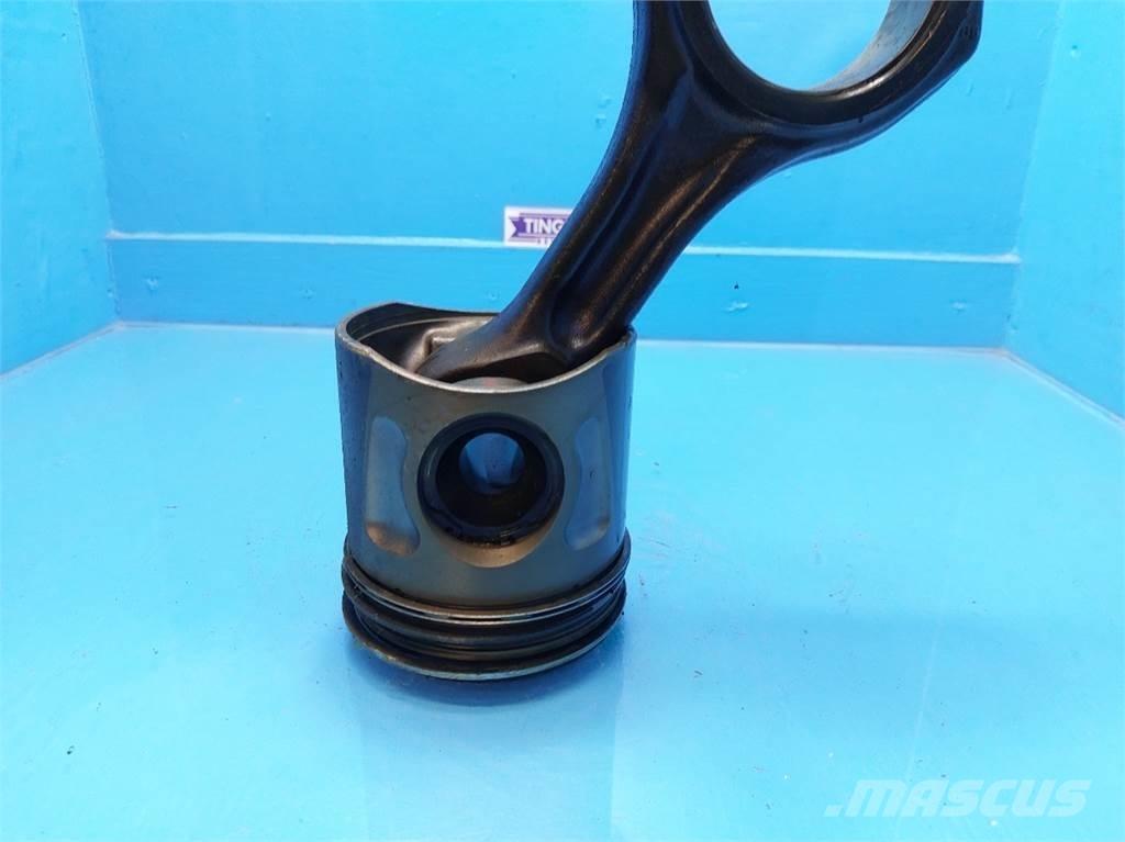 CASE 7010 Motorok