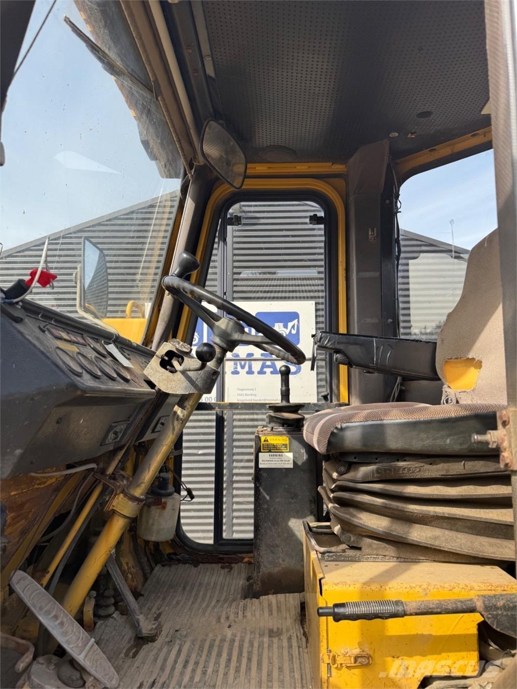 Hanomag 44D Gumikerekes homlokrakodók