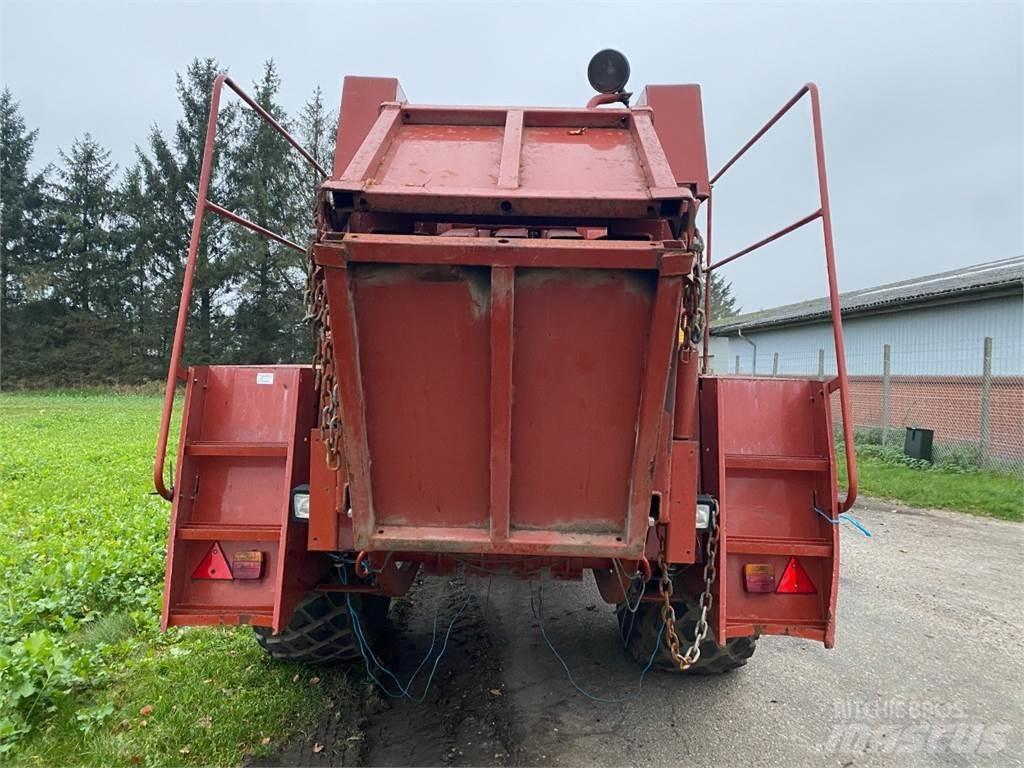 Hesston 4700 Szögletes bálázók