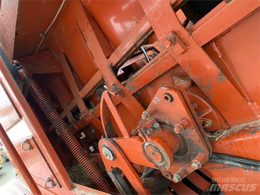 Hesston 4700 Szögletes bálázók