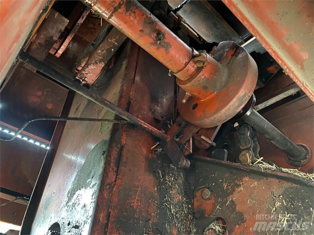 Hesston 4800 Szögletes bálázók