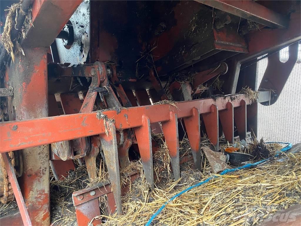 Hesston 4800 Szögletes bálázók