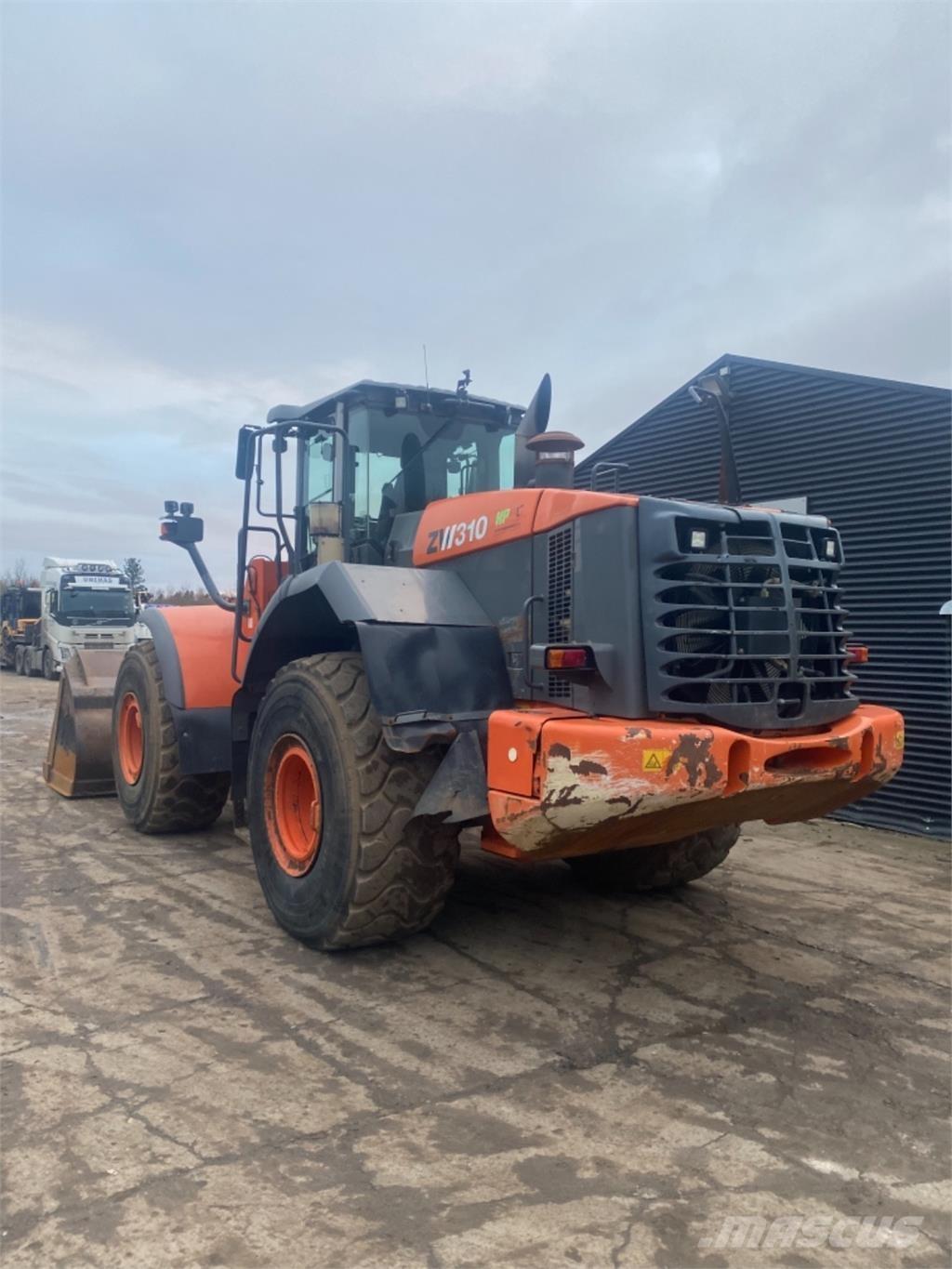 Hitachi ZW310 Gumikerekes homlokrakodók