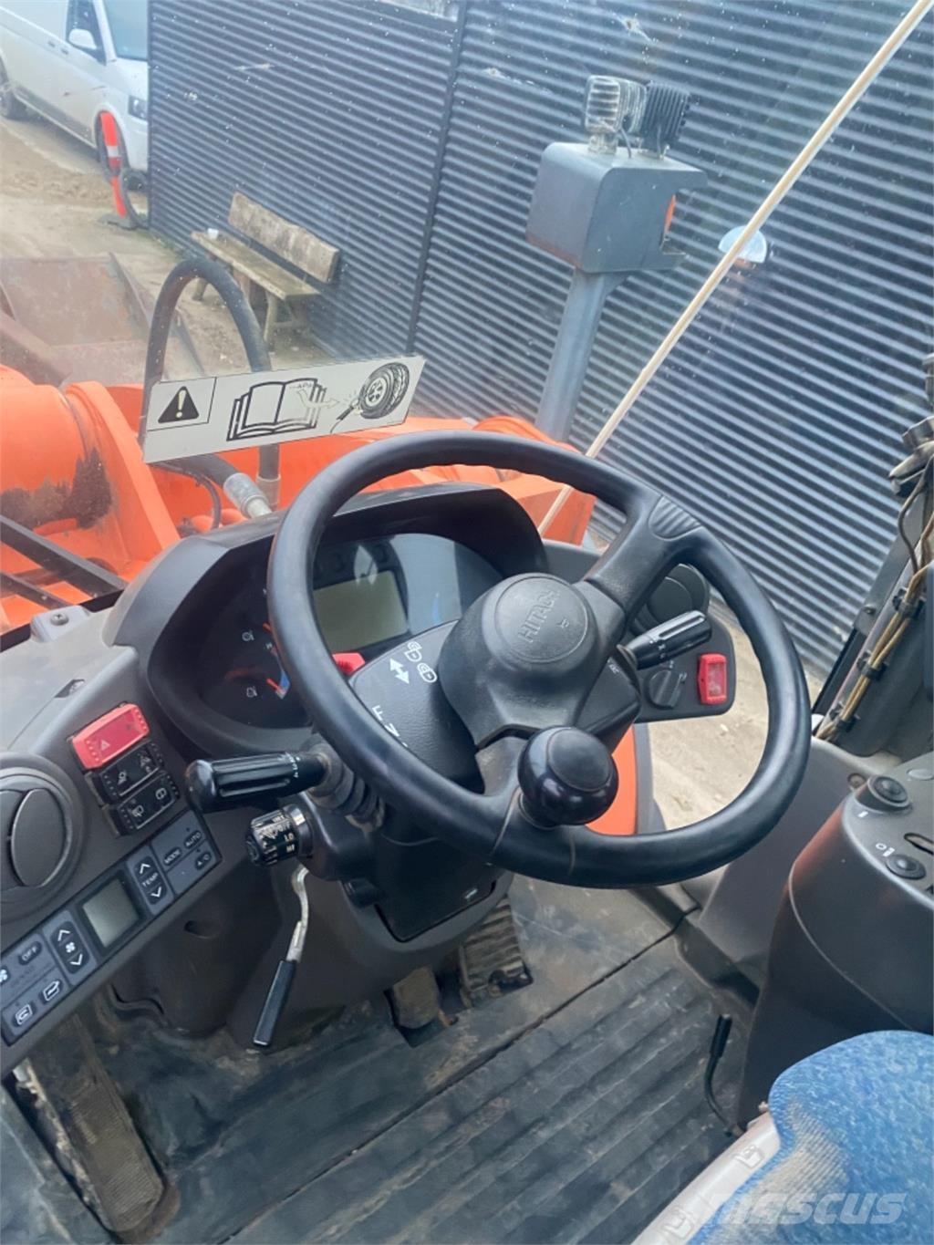 Hitachi ZW310 Gumikerekes homlokrakodók