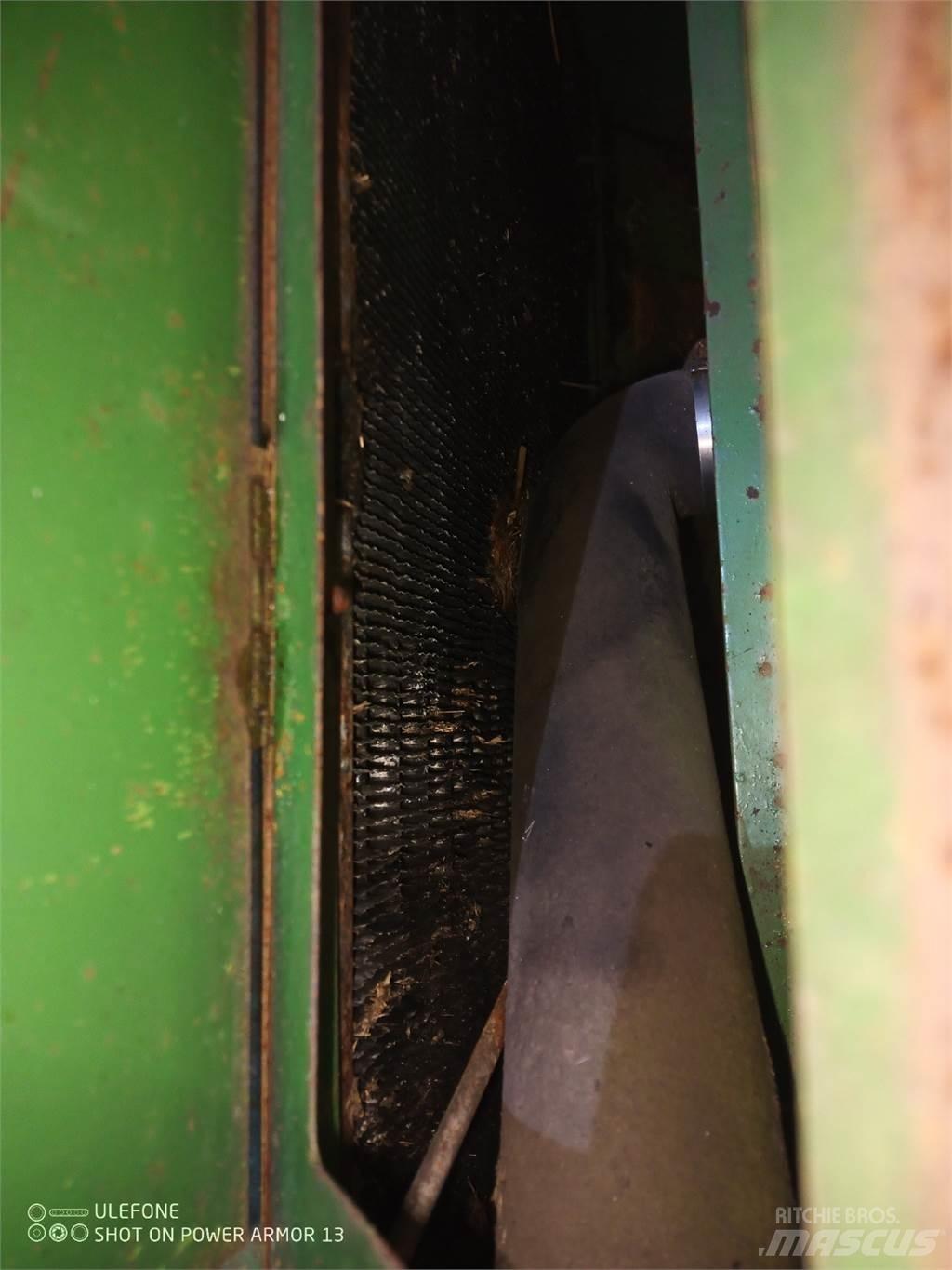 John Deere 1075 Vezetőfülke és belső tartozékok