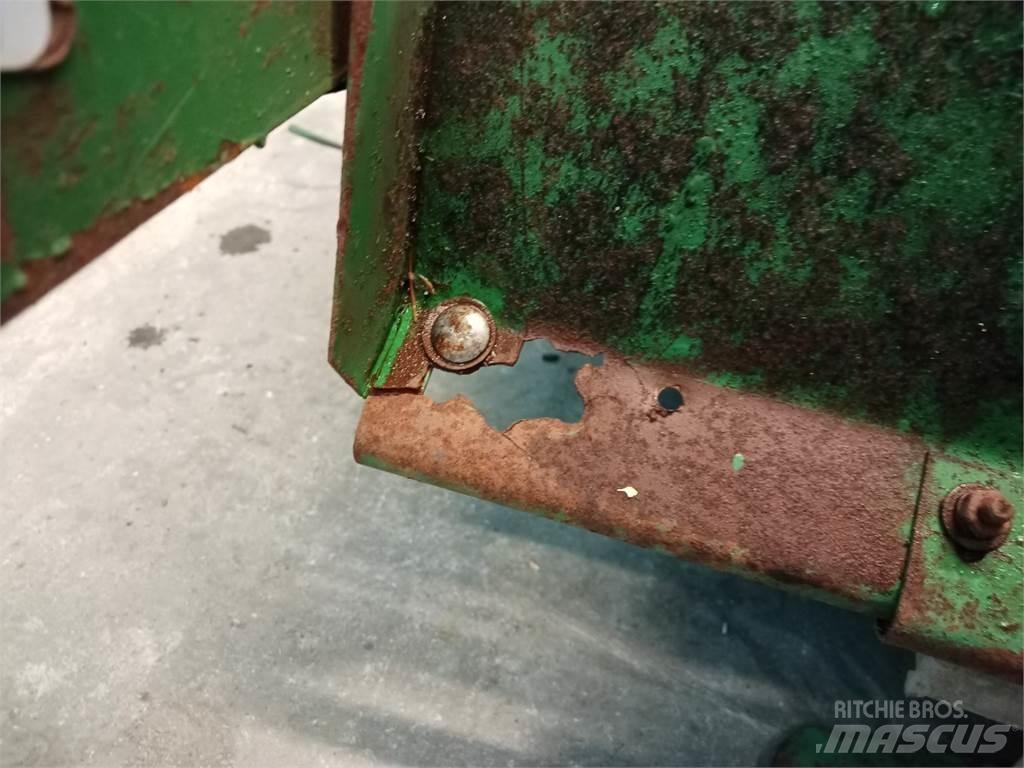 John Deere 1085 Homok és Sószórók