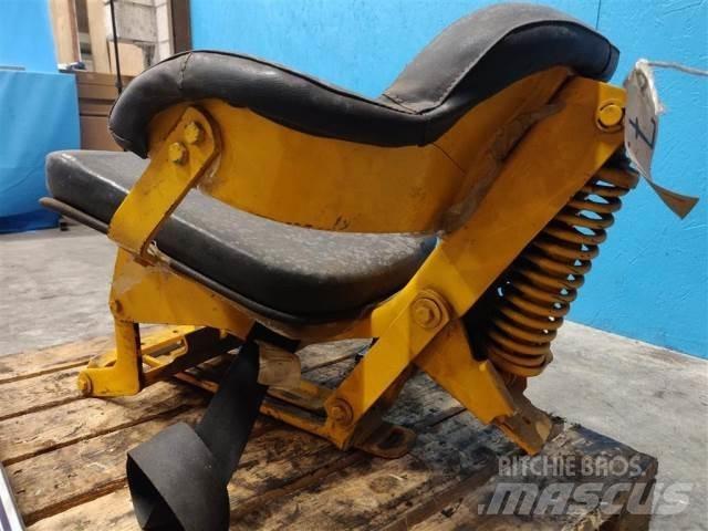 John Deere 310 Vezetőfülke és belső tartozékok