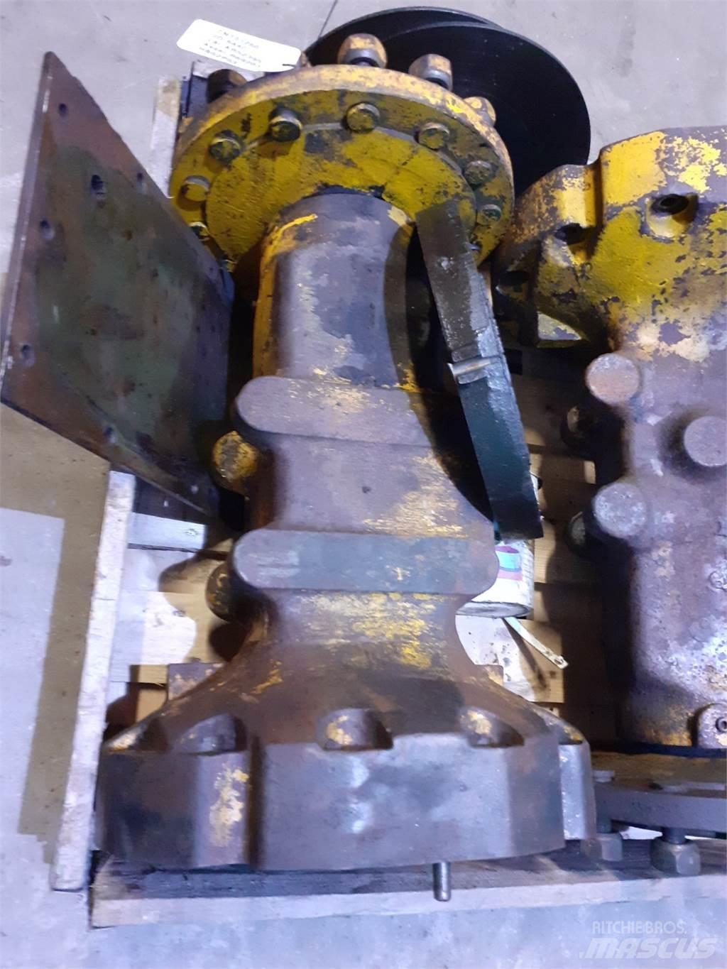John Deere 644C Tengelyek