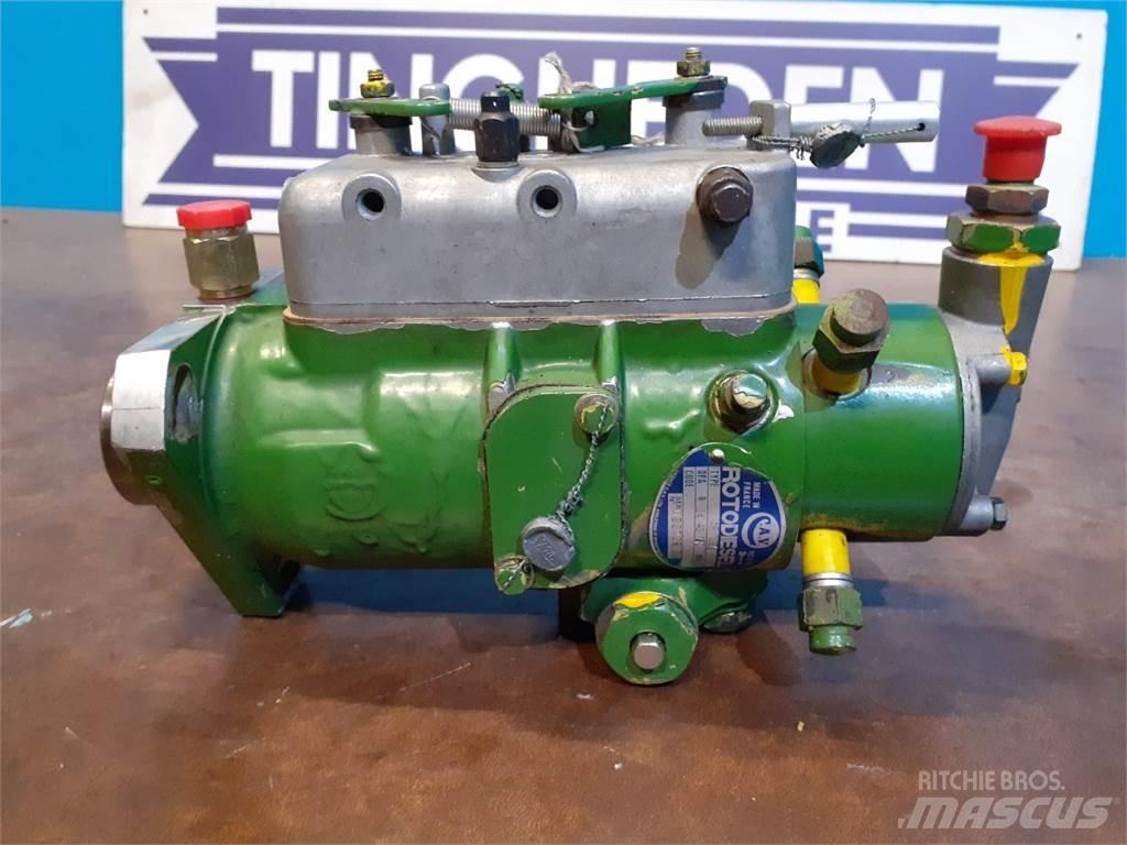 John Deere 935 Motorok