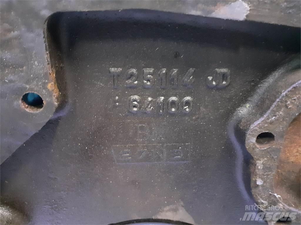 John Deere 935 Motorok