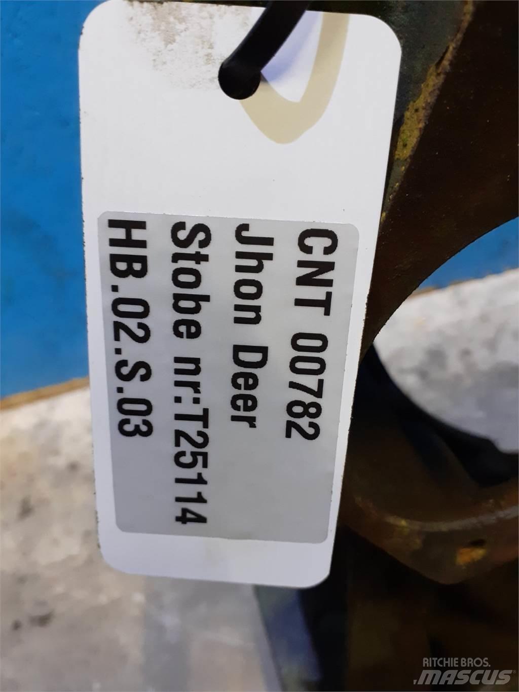 John Deere 935 Motorok