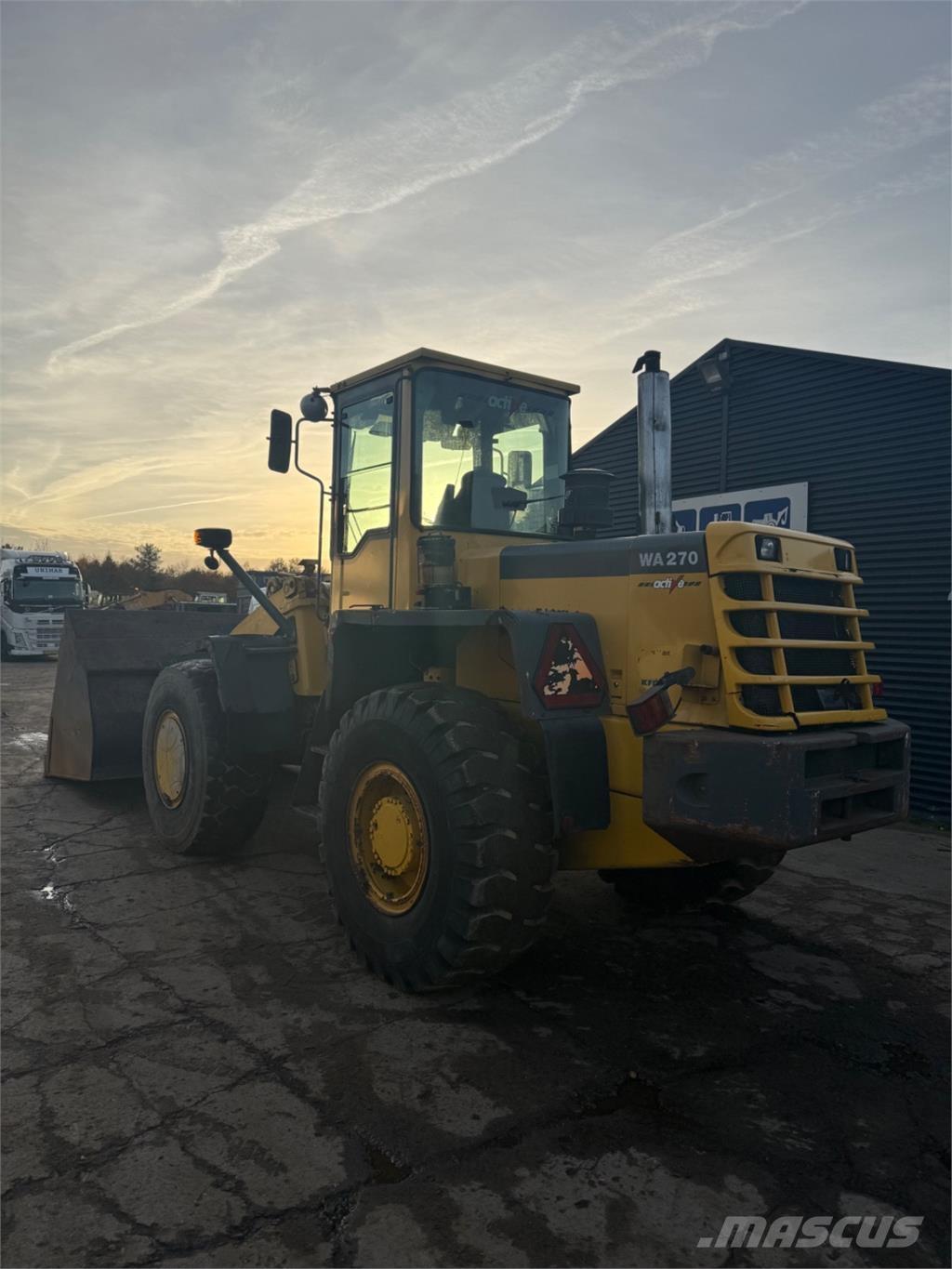 Komatsu WA270-3 Gumikerekes homlokrakodók