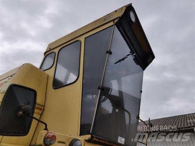 New Holland 1550 Vezetőfülke és belső tartozékok