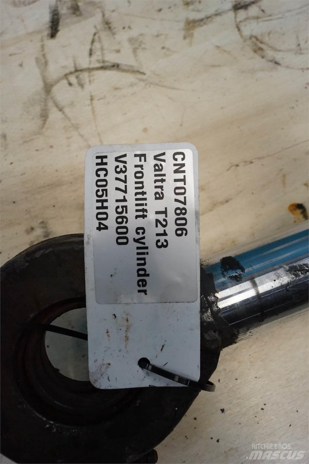 Valtra T213 Homlokrakodó tartozékok