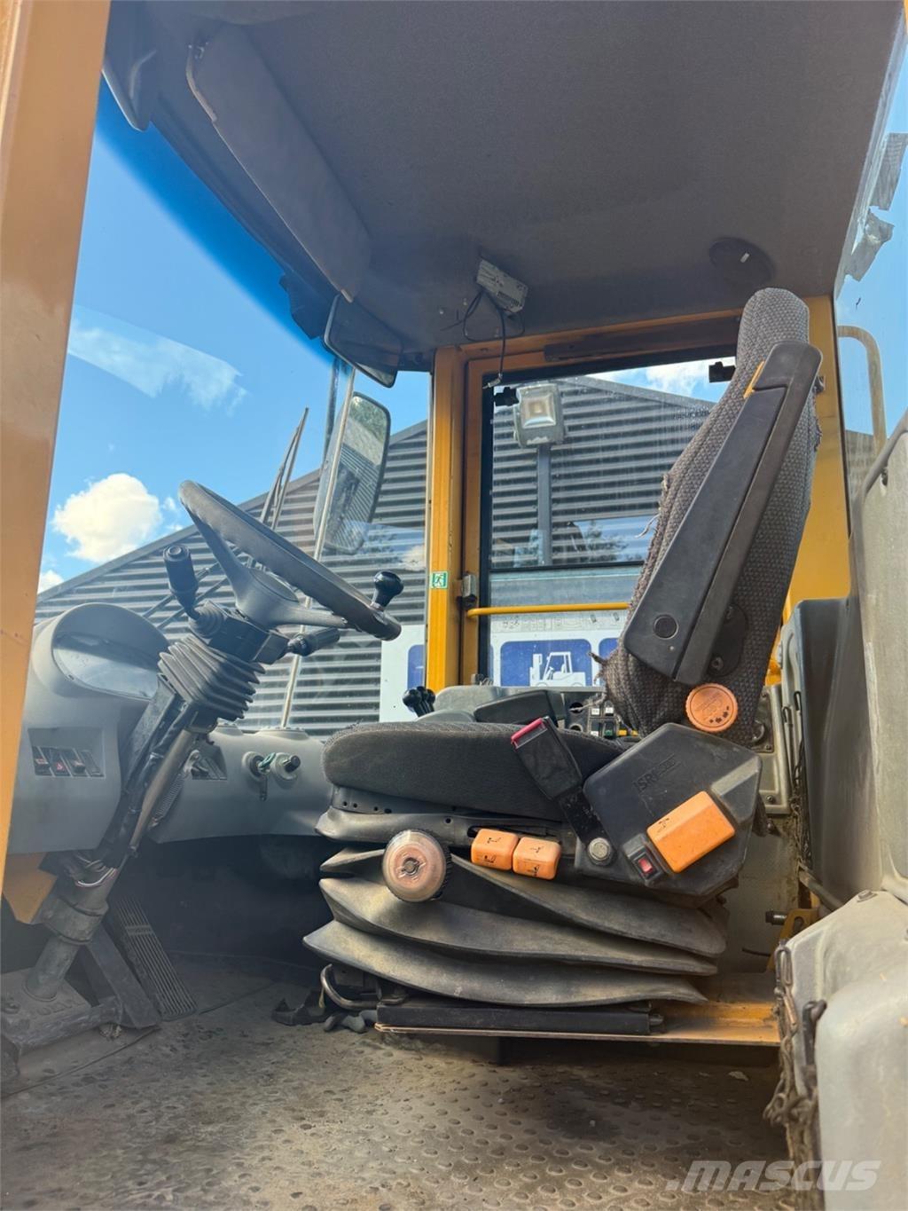 Volvo L90E Gumikerekes homlokrakodók
