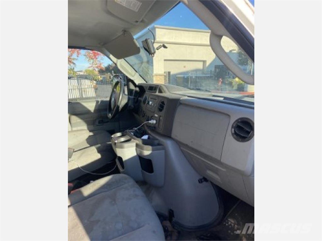 Ford E350 Dobozos teherautók
