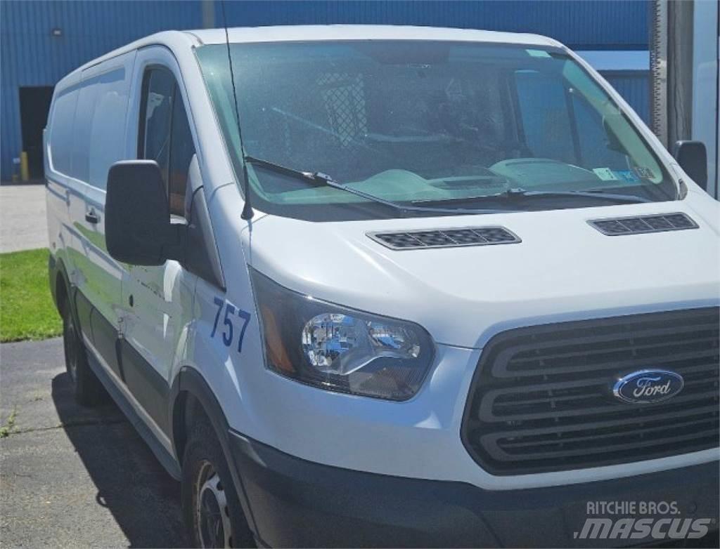 Ford Transit 150 Transporterek