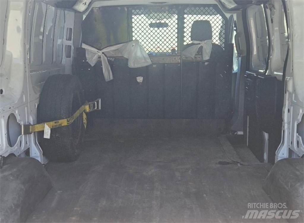 Ford Transit 150 Transporterek