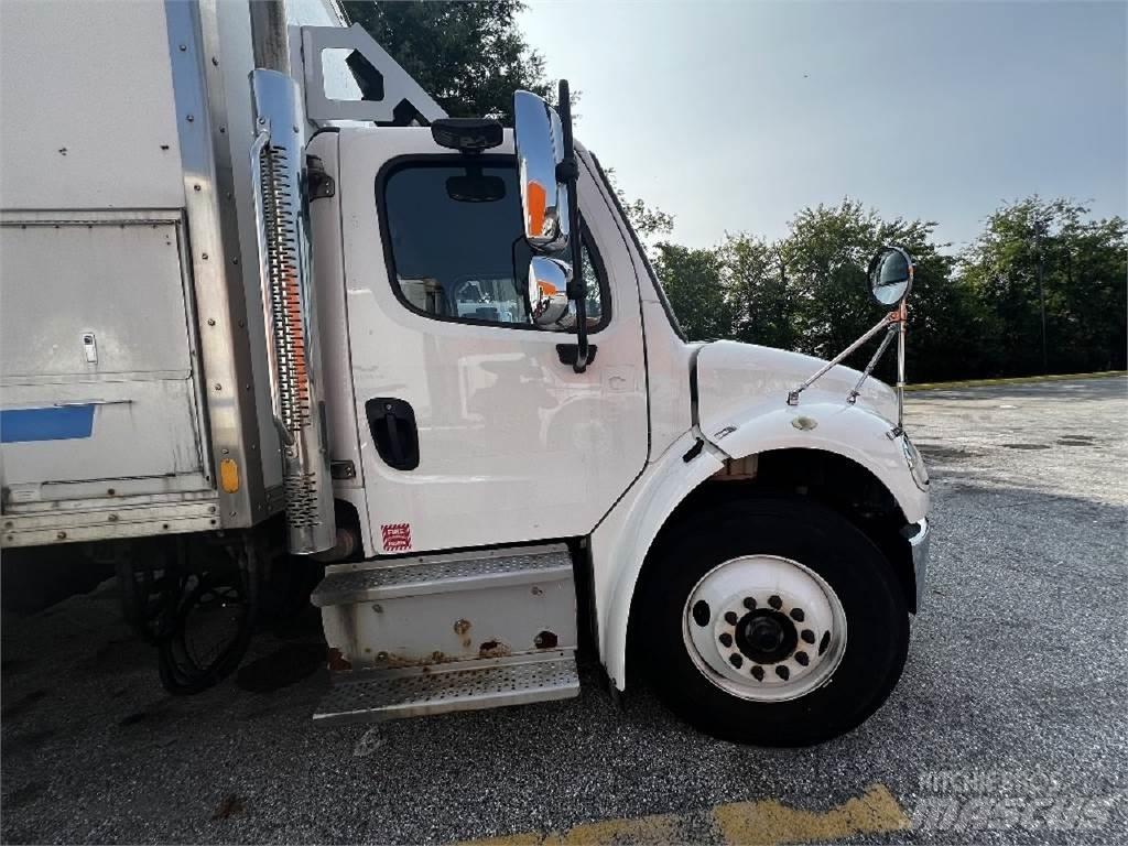 Freightliner M2-106 Dobozos teherautók