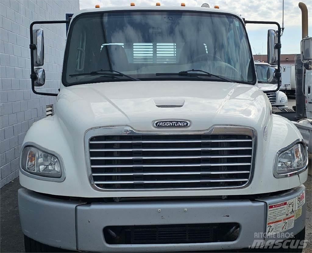 Freightliner M2 106 Platós / Ponyvás teherautók