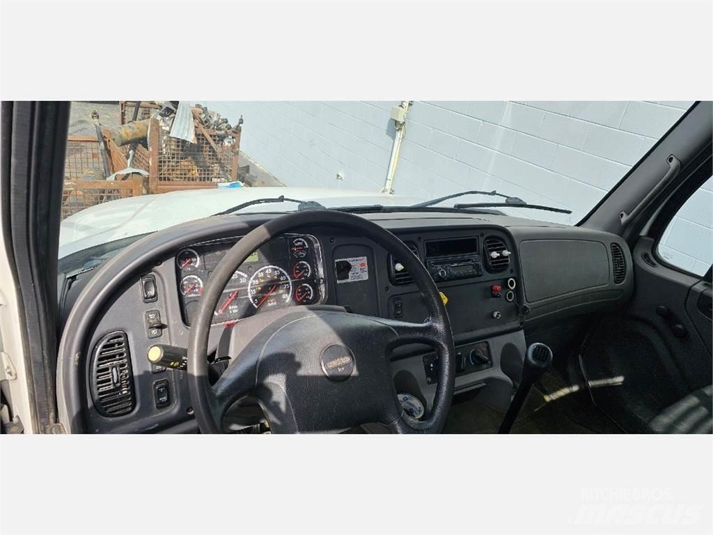 Freightliner M2 106 Platós / Ponyvás teherautók