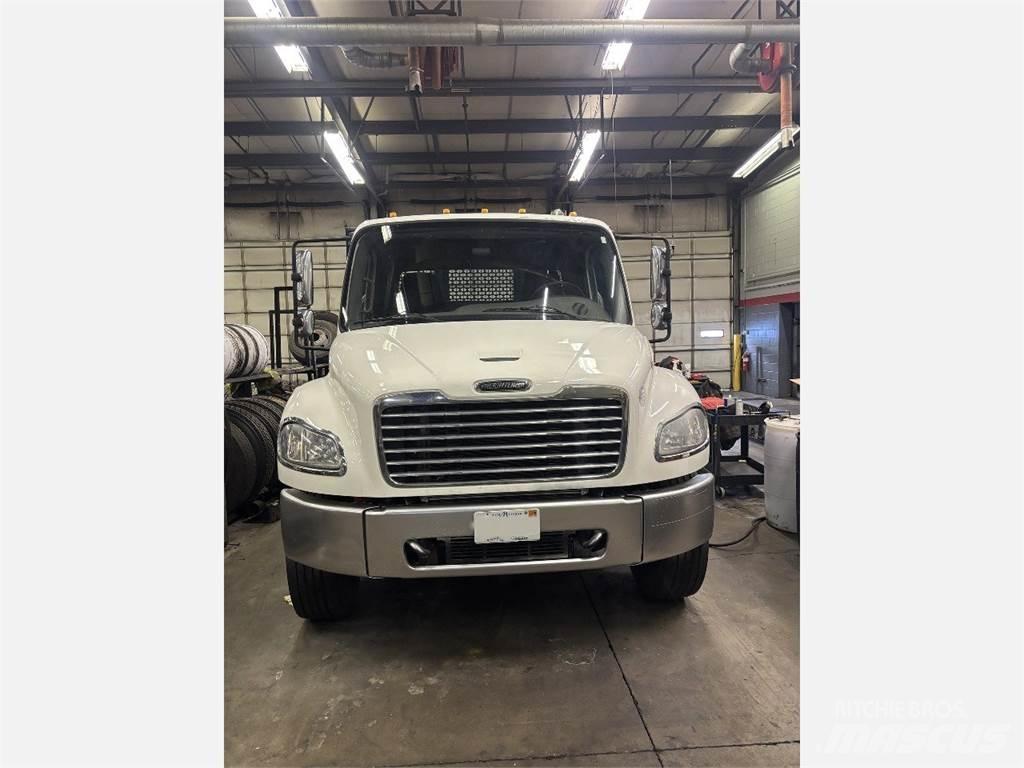 Freightliner M2 106 Platós / Ponyvás teherautók