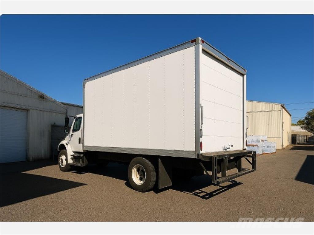 Freightliner M2 106 Dobozos teherautók