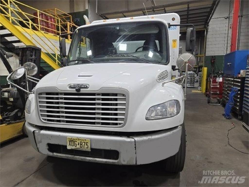 Freightliner M2106 Italszállító tehergépkocsik