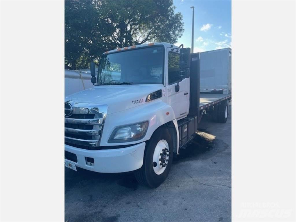 Hino 338 Platós / Ponyvás teherautók