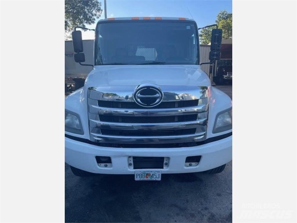 Hino 338 Platós / Ponyvás teherautók