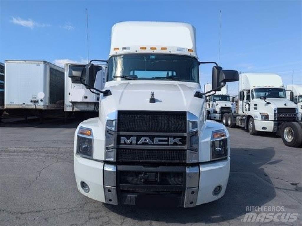 Mack AN64T Nyergesvontatók