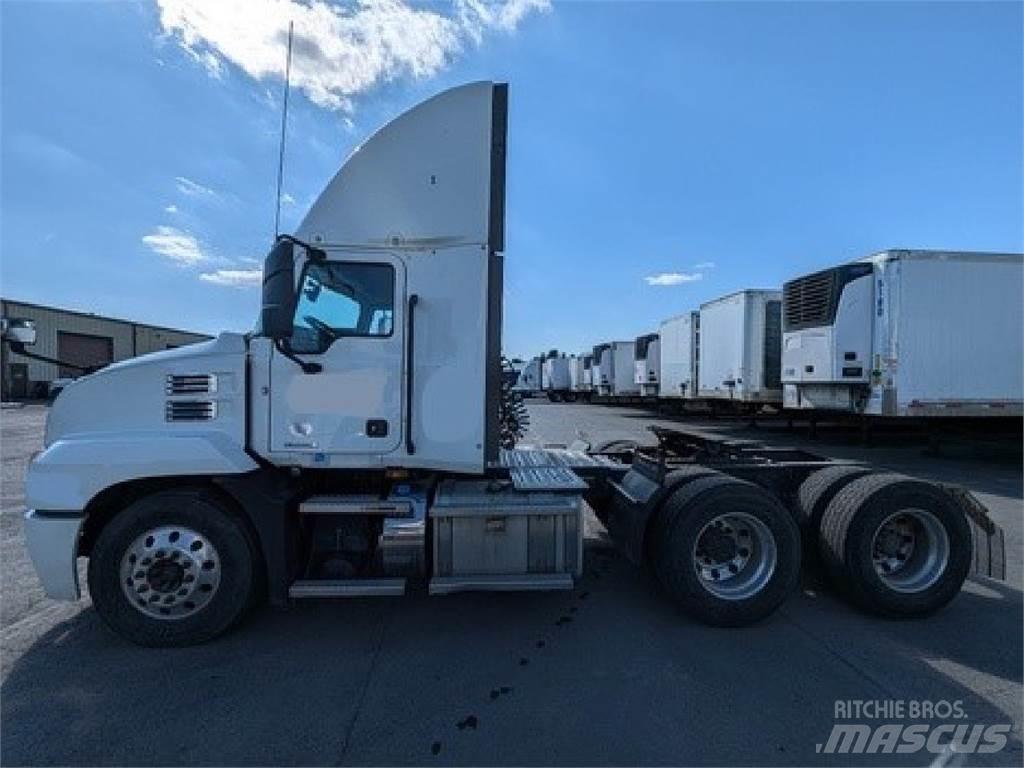 Mack AN64T Nyergesvontatók