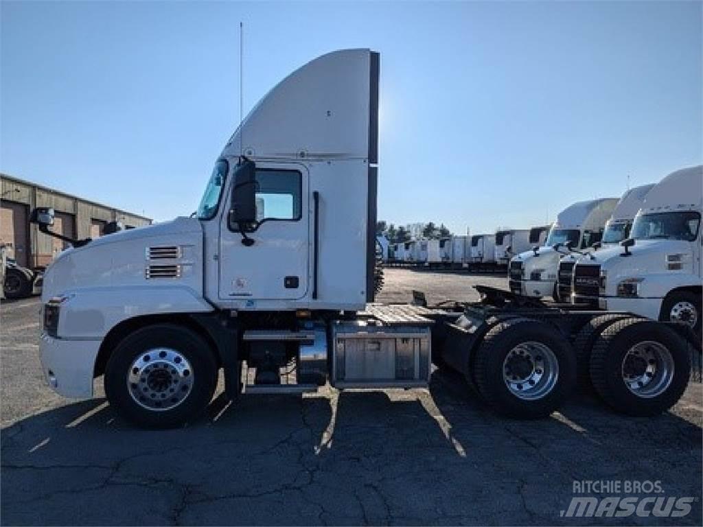 Mack AN64T Nyergesvontatók