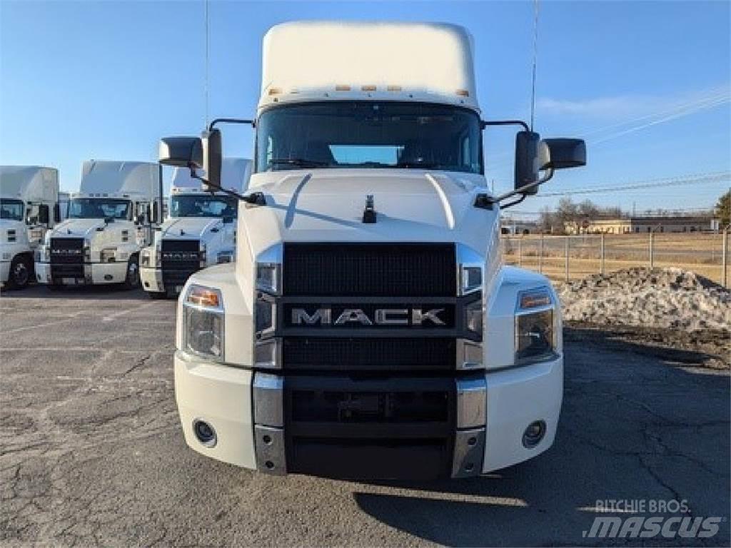 Mack AN64T Nyergesvontatók
