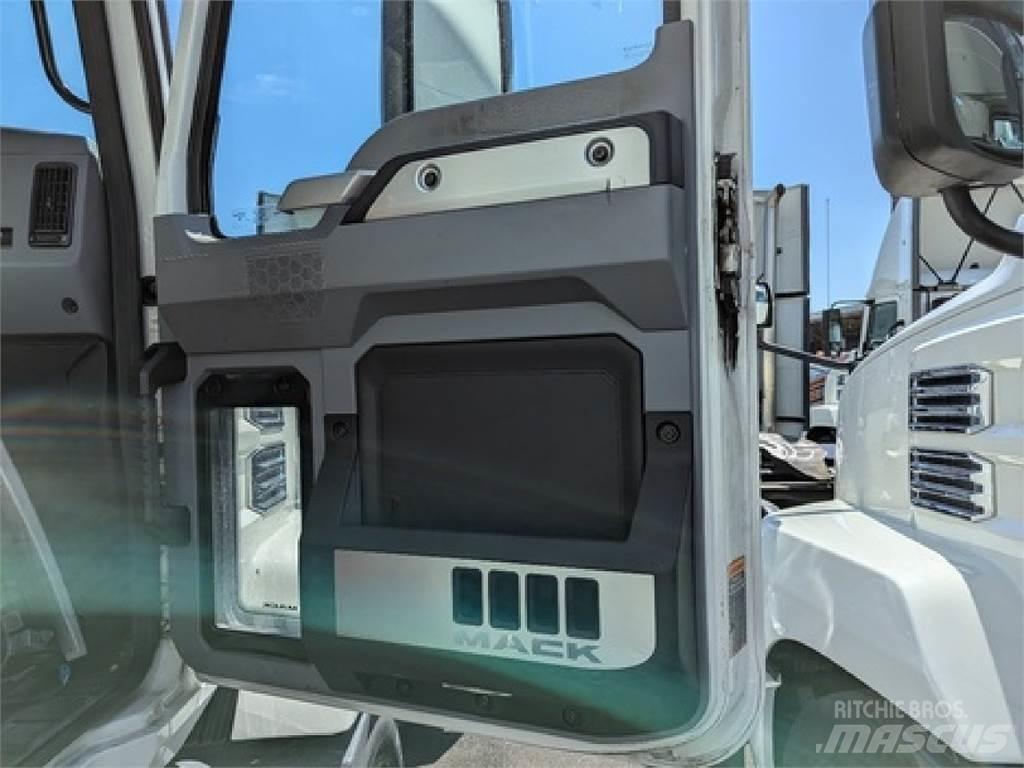 Mack AN64T Nyergesvontatók